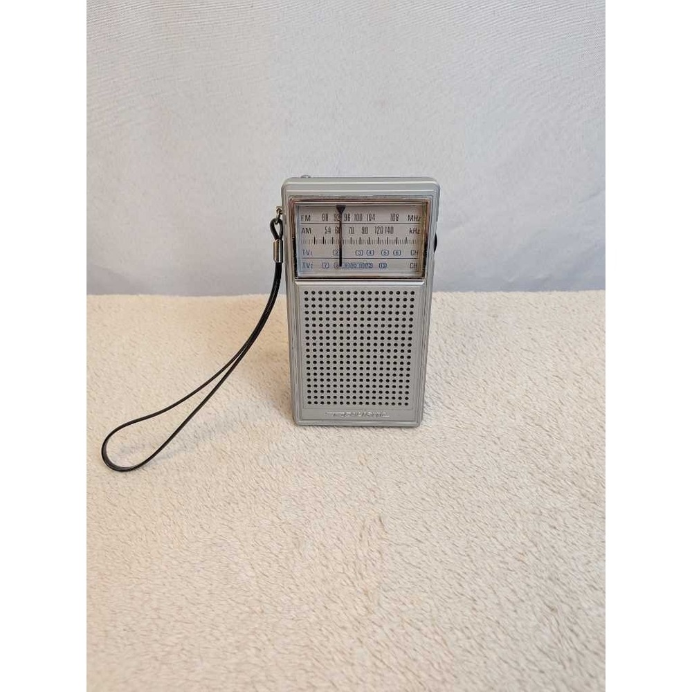 Realistic AM FM TV Radio‎ Portable Transistor 12-613A Silver